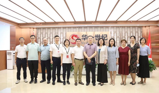 羅湖區大常委會副主任、區總工會主席盧耀明一行蒞臨華一世紀視察工會工作